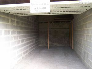 EU Grand GARAGE dans cour fermée-idéal stockage