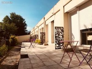 Studios meublés bord campus