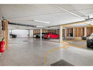 Emplacement de parking sécurisé avec porte électrique