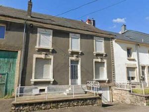 MAISON MITOYENNE AVEC JARDIN ET GARAGE ENTIEREMENT A RENOVER