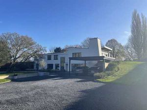 Villa moderniste rénovée avec logement séparé