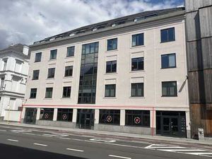 Gelijkvloerse kantoorruimte met parking vlakbij het station