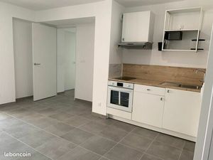 Beau T2 récent avec terrasse – Marseille 5ᵉ (50 rue Locarno) – 830 /mois HC – Parking en o