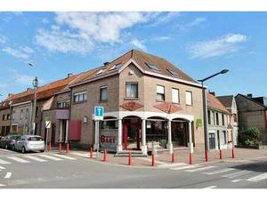 Superbe boucherie au centre du village de Dottignies. Libre