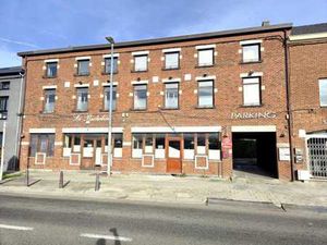 Immeuble mixte avec commerce équipé et 4 logements loués – “