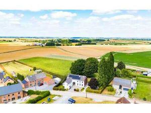 Spacieuse fermette avec dépendances et magnifique jardin