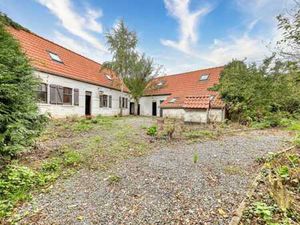 Une maison d’habitation avec dépendances  jardin et verger