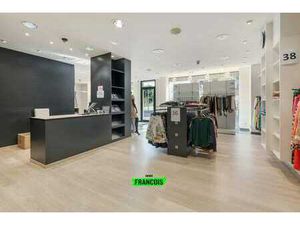 Bâtiment de bureaux spacieux avec possibilités d’habitation…