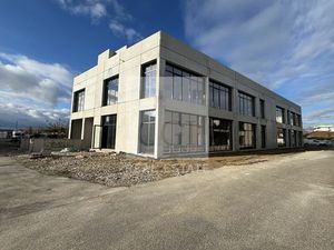 Location commerce 500 m² à Meyzieu (69330)