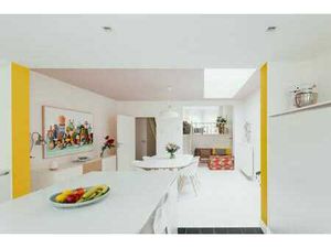 Maison rénovée avec un agréable demi-niveau et un garage