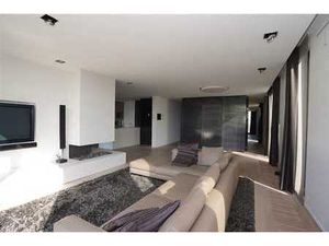 Vie exclusive : Penthouse de luxe avec accès à la piscine et