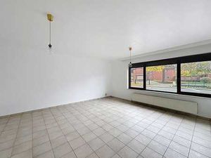 Appartement de trois chambres au rez-de-chaussée avec garag…