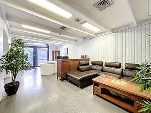 Spacieux local commercial avec T2 indépendant - centre de Castelnau