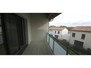 T2 récent avec balcon et parking – Gratentour