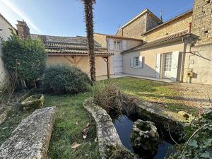 Maison de ville de trois chambres avec jardin privé  garage et grande dépendance