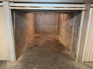 Location garage box fermé 13005 avec électricité impasse Sarturan