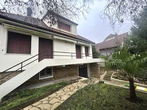 Belle maison avec jardin arboré