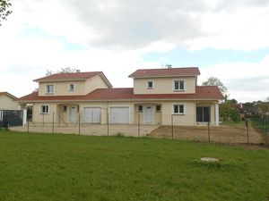 A louer maison récente avec quatre chambres sur la commune de Montagnat