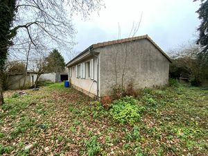 PERREUIL - Pavillon plain pied à rénover de 103 m² hab. (3 chambres) avec garages et dépen