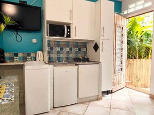 Studio dans maison  terrase+stationnement