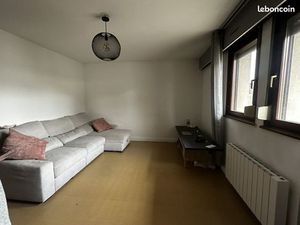 Dans petit immeuble - proche autoroute et commerces