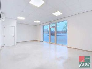 Rez-de-chaussée commercial avec 6 places de stationnement