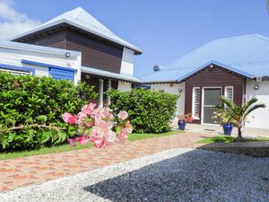 À vendre –Belle Propriété avec deux villas  piscine et jardin tropical – Le Moule