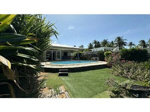 Votre villa T5 avec piscine dans un quartier calme et proche de toutes les commodités.