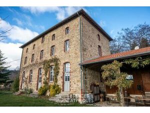 En Ardèche  des propositions d'accueil  sous le charme d'une ancienne école.