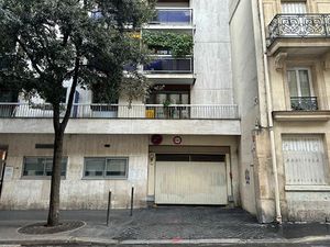 75009 Paris : rue Victor Massé: emplacement de parking