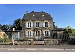 Maison 4 façades avec garage et grand jardin.