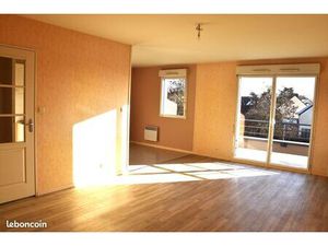 Proche du bourg de L'Hermitage à vendre bel appartement T3 de 67 m2 avec un balcon et un g