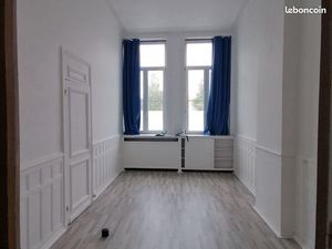 Dans une maison de maître : 2 pièces à louer en RDC pour usage professionnel