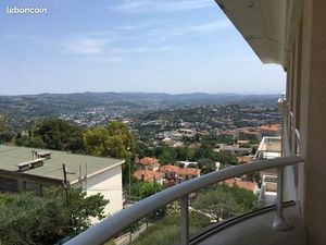 Studio 1 pièce avec terrasse  cuisine séparée. Parking  immeuble récent