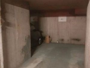 Place de parking sécurisée Voiture citadine et moto scooter