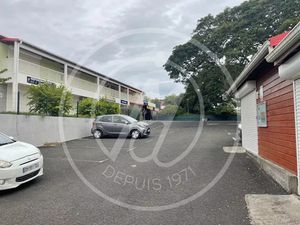 Location locaux professionnels 34 m² à Sainte Anne (97180)  793 €