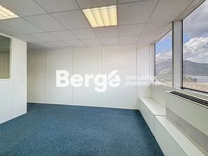 Location locaux professionnels 56 m² à Carros (06510)  560 €