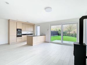 Maison à louer avec jardin et 4 chambres   Drogenbos (VWD15870)