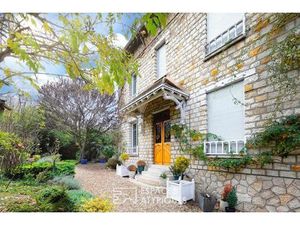Maison bourgeoise en meulière avec piscine et jardin