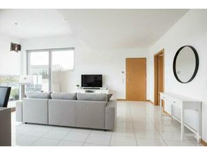 Séjour clair prolongé par un balcon paisible