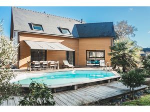 Maison familiale contemporaine au calme  à 3 km du centre de