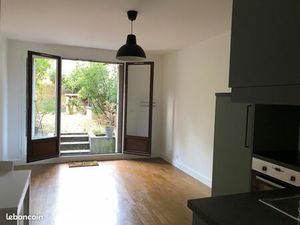 2 pièces meublé très bon état  jardin privatif  parking et cave