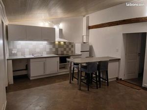 Charmant T3 de 53 m2 à St Zacharie  refait à neuf