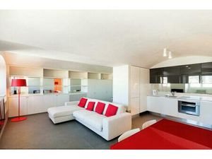 Balcon profond et séjour lumineux