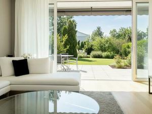 Jardin intime et séjour ouvert sur l’extérieur