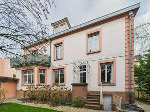 Appartement de 140m² comprenant 5 pièces avec balcon et cave