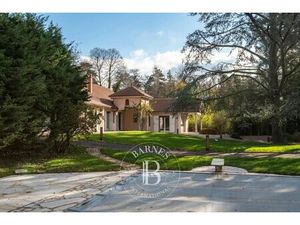 Ecully - Maison familiale d'environ 283 m² - Parc de 4600 m² avec piscine - 5 chambres - G