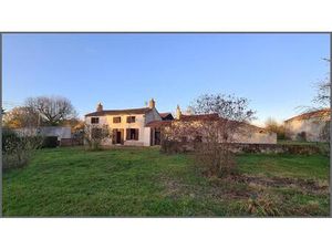 Cadre de nature avec un plan d'eau  Beaux volumes à rénover