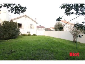 A vendre Maison à rénover  au calme  sur une jolie parcelle de 366 m² environ exposé Sud-O