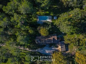 Mas en pierre dans un parc de nature avec piscine